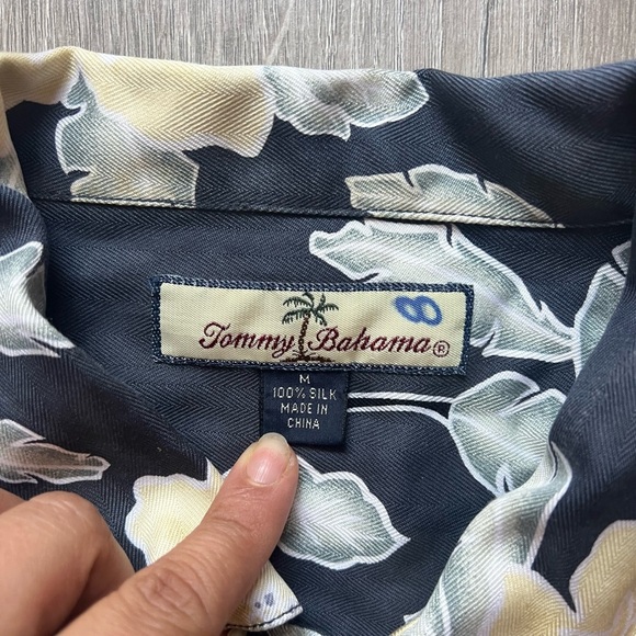 Mens Tommy Bahama Floral Hawaiian Camp Shirt Size Medium 100% Silk Short Sleeve - Picture 3 of 7